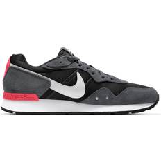 Nike Venture Runner M - Black/Iron Grey/Flash Crimson