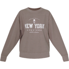 PrettyLittleThing L Sweaters PrettyLittleThing New York Downtown Slogan Printed Sweatshirt - Mocha