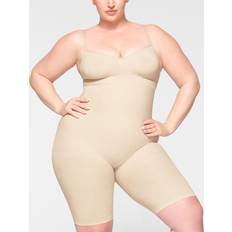 Skiing Shorts SKIMS Women's Seamless Sculpt High-Waisted Above-The-Knee Shorts Sand Sand