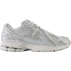 Herren - Silbrig Sneakers New Balance 1906D M - Silver Metalic/White/Crimson