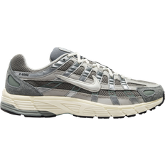 Herren - Silbrig Sneakers Nike P-6000 M - Flat Pewter/Light Iron Ore/Metallic Silver/White