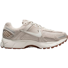 Beige - Damen Sneakers Nike Zoom Vomero 5 W - Light Orewood Brown/Metallic Silver/Gum Medium Brown/Sail