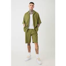 L Anzüge boohooMAN Mens Tall Oversized Revere Pleated Shirt & Short Set In Khaki Green