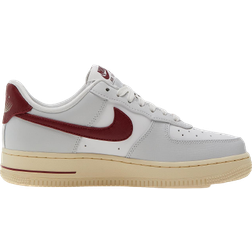 Nike Air Force 1 '07 SE W - Photon Dust/Summit White/Muslin/Team Red