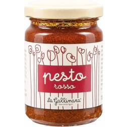 Pesto rosso aus getrockneten Tomaten.