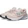 New Balance Kinder FuelCell 990v6 in Rosa/Weiß Suede/Mesh, Größe