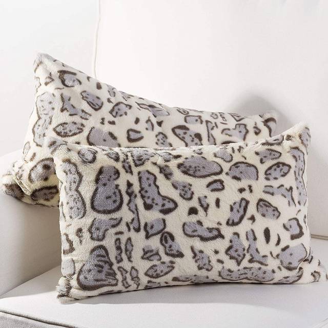 https://www.klarna.com/sac/product/640x640/3010568909/Cheer-Collection-2-Leopard-Complete-Decoration-Pillows.jpg?ph=true